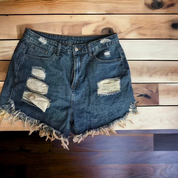 SHEIN Frayed high rise denim shorts Size 0XL Like New - Picture 3 of 6